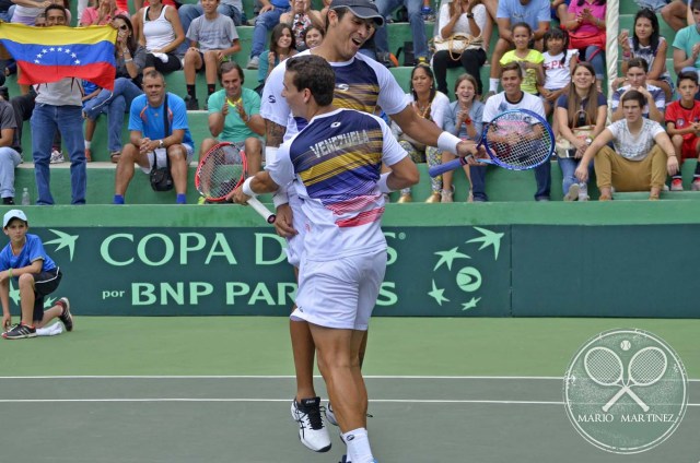 La dupla Maytin y Martinez en celebracion de la serie ante Paraguay en Copa Davis