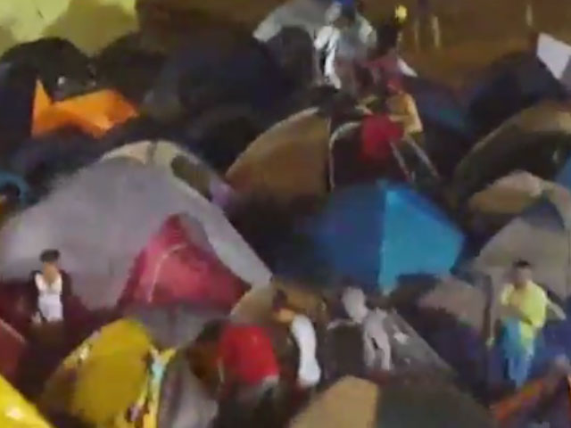 VIDEO: Brutal ventarrón con palo de agua en campamento ñángara que Nicolás instaló en Margarita