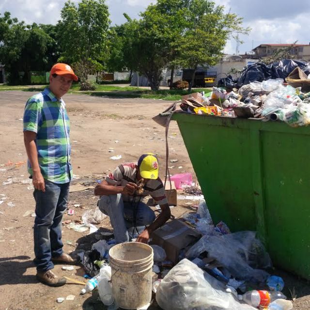 Cardozo, muestra donde un indigente busca entre la basura algo de comer, asi pasa en todo el estado mas grande del pais.