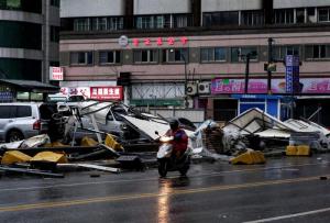 Alerta roja en China por fuerte oleaje provocado por el súper tifón Meranti