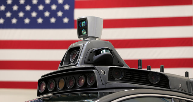 Uber lanza servicio de taxis sin conductor en Estados Unidos