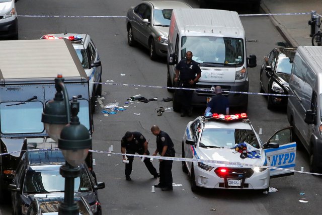 Police investigate the scene where a man was shot by police in Manhattan, New York, U.S., September 15, 2016. REUTERS/Andrew Kelly TPX IMAGES OF THE DAY