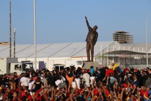Develan escultura de Hugo Chávez en Margarita (Fotos)