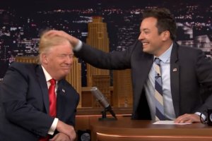 Jimmy Fallon comprobó que Trump no usa peluca (VIDEO)