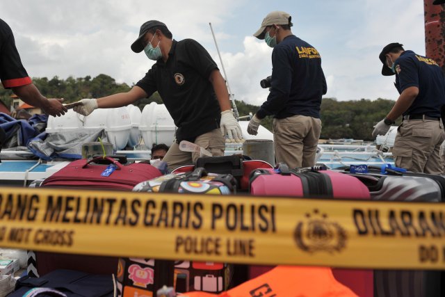 A police forensic team examines a ferry boat which was carrying tourists from the island of Bali to Lombok following an explosion on board, at Padangbai port, Bali, Indonesia September 15, 2016 in this photo taken by Antara Foto. Antara Foto/Nyoman Budhiana /via REUTERS ATTENTION EDITORS - THIS IMAGE WAS PROVIDED BY A THIRD PARTY. FOR EDITORIAL USE ONLY. MANDATORY CREDIT. INDONESIA OUT.