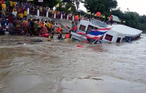 Al menos siete muertos al naufragar un transbordador en un río en Tailandia