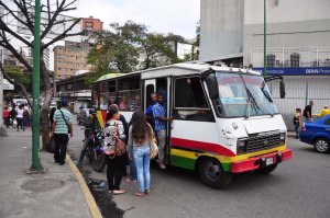 ¡Caimanes! Algunos transportistas en Caracas están cobrando hasta Bs. 150 este #1E