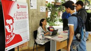 Gobierno pide a becarios de Fundayacucho apoyar en público la revolución