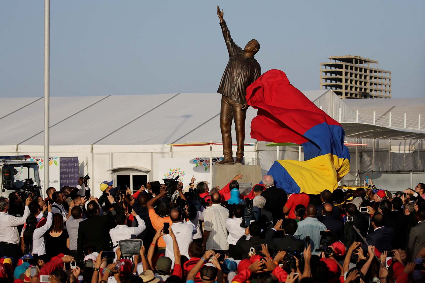 Mientras el pueblo CLAMA COMIDA, Nicolás inaugura “monumentos” de Chávez (Fotos)