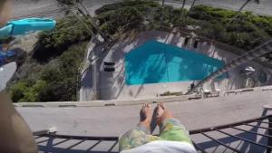 Youtuber graba su salto a una piscina desde terraza de un hotel (Video)