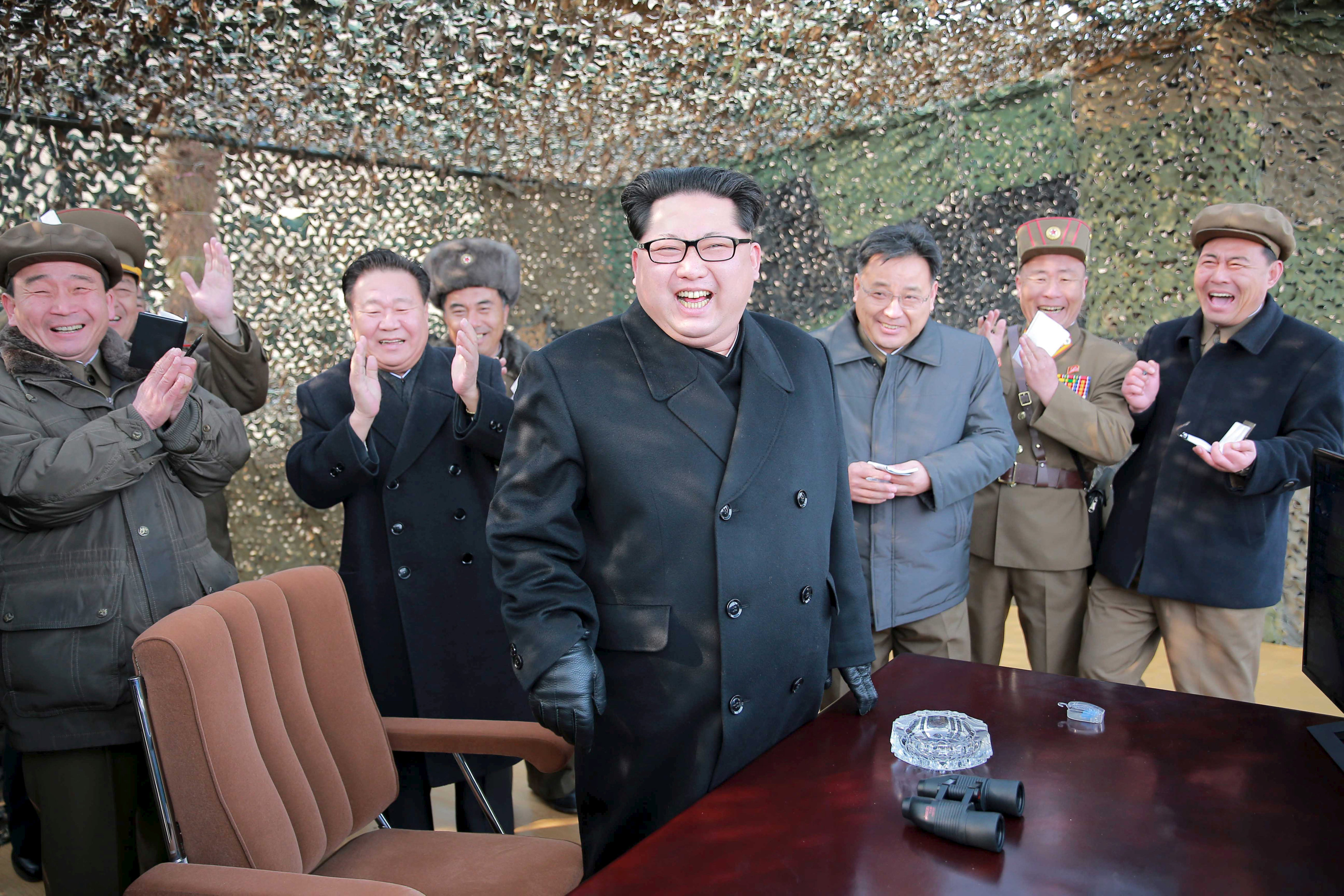 Dictador norcoreano supervisa prueba de motor para cohetes, dice que es para lanzar un satélite