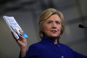Hillary Clinton dice que la economía es más fuerte con la inclusión de las minorías