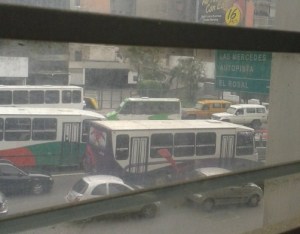 Transportistas congestionan la avenida Libertador y se dirigen al Ministerio de Transporte