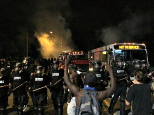 Doce agentes heridos en protestas por muerte de negro a manos de la Policía en EEUU