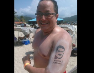 Un homenaje al fracasado gobierno de Maduro en el brazo de este “abogado socialista” (Foto)