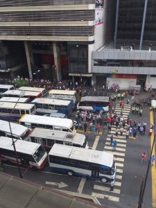 Transportistas trancan la Francisco de Miranda a la altura de Chacao #21Sep (fotos)