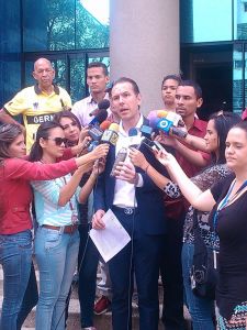 Diputado Carlos Lozano denunció contaminación en embalse de Pao Cachinche