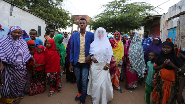 Mohamed y Huda recorren las calles de Rajo como parte de la ceremonia nupcial. La boda durará una semana entera.