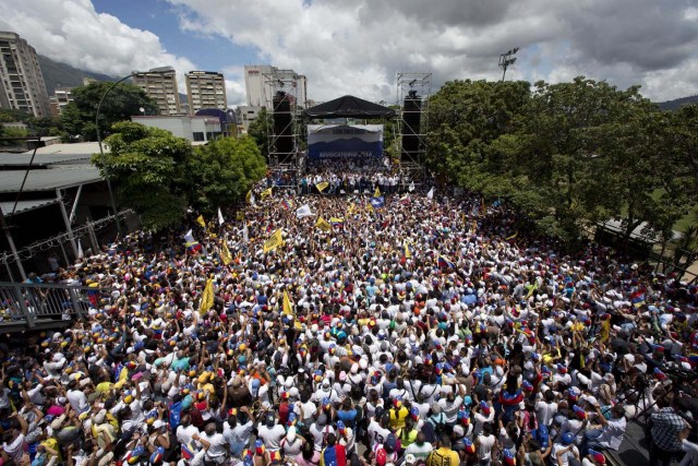 Miles de manifestantes marchan en apoyo al referendo revocatorio del mandato del presidente Nicolás Maduro en Caracas, el jueves 1 de septiembre de 2016. (AP Foto/Ariana Cubillos)