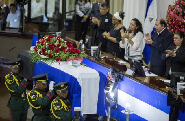 El presidente nicaragüense, Daniel Ortega, aplaude al paso del ataúd con el cuerpo de René Núñez. EFE