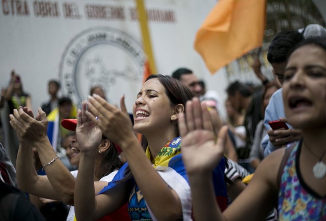 Manifestantes gritan consignas contra el presidente venezolano Nicolas Maduro en Los Teques en las afueras de Caracas, Venezuela, el miércoles 7 de septiembre de 2016 (AP Foto/Ariana Cubillos)