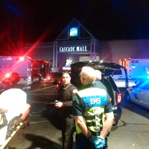 Cinco muertos deja un tiroteo en centro comercial en el estado de Washington