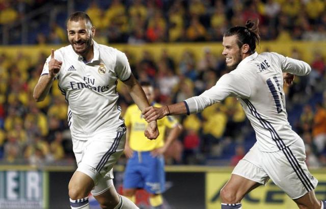  Los jugadores del Real Madrid, el francés Karim Benzemá (i) y el galés Gareth Bale, celebran el segundo gol del equipo blanco, durante el encuentro correspondiente a la sexta jornada de primera división, que disputan esta noche frente a la UD Las Palmas en el Estadio de Gran Canaria. EFE