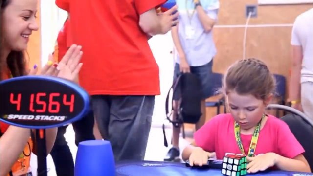 Niña de 6 años resolvió el cubo Rubik en 41 segundos (video)