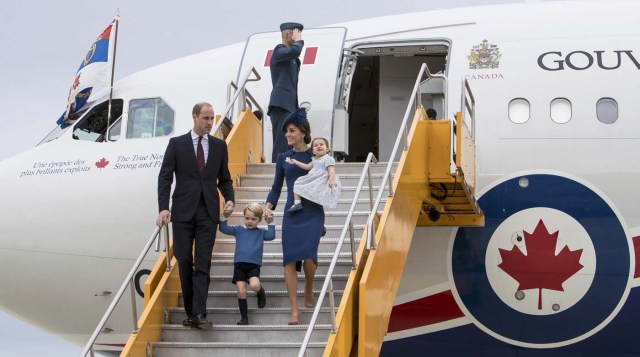 Britain's Prince William, Catherine, Duchess of Cambridge, Prince George and Princess Charlotte arrive at the Victoria International Airport for the start of their eight day royal tour to Canada in Victoria, British Columbia, Canada, September 24, 2016. REUTERS/Kevin Light
