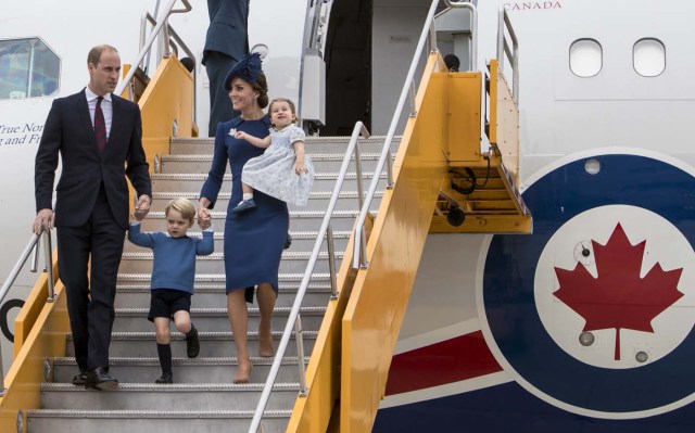 Britain's Prince William, Catherine, Duchess of Cambridge, Prince George and Princess Charlotte arrive at the Victoria International Airport for the start of their eight day royal tour to Canada in Victoria, British Columbia, Canada, September 24, 2016.  REUTERS/Kevin Light  TPX IMAGES OF THE DAY