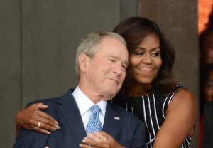 El tierno abrazo de Michelle Obama a George W. Bush (fotos y video)