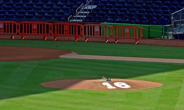 El montículo en el estadio de los Marlins de Miami con el número 16 en memoria del lanzador José Fernandez Foto: Reuters