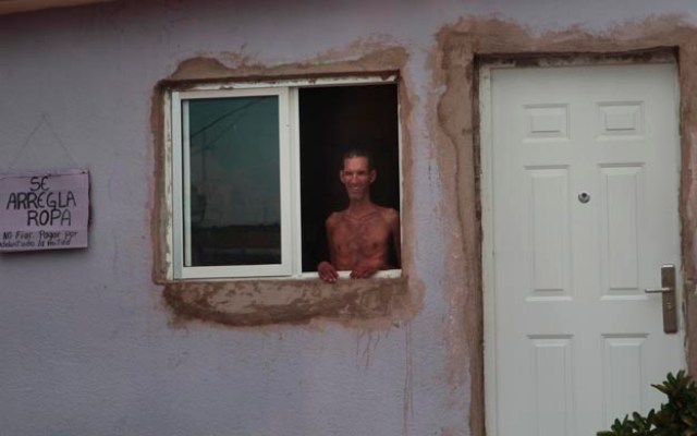 Carlos permanece todo el día parado en la ventana de su casa. (Foto: María Fuenmayor)