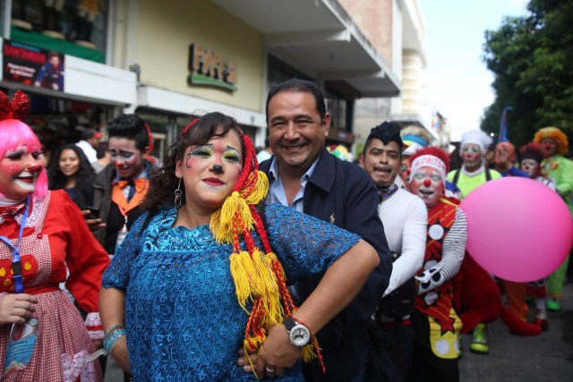 GU1002. CIUDAD DE GUATEMALA (GUATEMALA), 26/09/2016.- Samuel Morales (d), hermano del presidente de Guatemala, Jimmy Morales (c), asiste hoy, lunes 26 de septiembre de 2016, a una marcha de payasos en Ciudad de Guatemala (Guatemala). Más de un centenar de payasos se congregaron en la Sexta Avenida del Centro Histórico de Guatemala para reivindicar el respeto a una profesión infravalorada. EFE/Esteban Biba