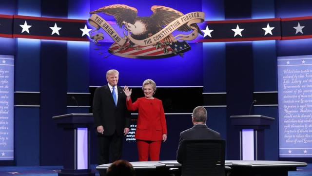 La candidata Demócrata a la presidencia de los Estados Unidos Hillary Clinton (c) saluda junto al candidato republicano Donald Trump (i) en el primer debate hoy, lunes 26 de septiembre de 2016, en la Universidad Hosfra de Hempstead, Nueva York (EE.UU.). EFE/JUSTIN LANE