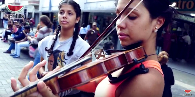 Con maracas y violín ellas sacan a los caraqueños “por un rato” de la crisis (Video)