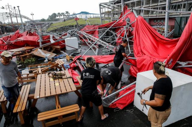 Vista de daños producidos por el tifón Megi en Hualien (Taiwán) hoy, 28 de septiembre de 2016. El tifón Megi ha causado al menos cuatro muertos, 329 heridos, 14.043 evacuados y numerosos daños a los servicios e infraestructura a su paso por Taiwán, informó el Centro de Respuesta a Emergencias. EFE/RITCHIE B. TONGO