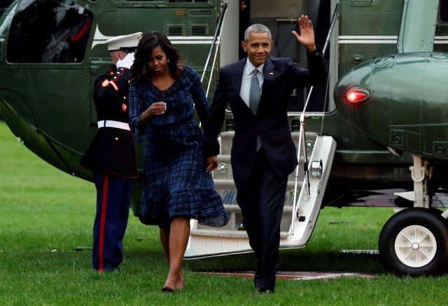 U.S. President Barack Obama waves as he walks with First lady Michelle Obama on the South Lawn of the White House upon his return to Washington from Richmond, U.S., September 28, 2016. REUTERS/Yuri Gripas
