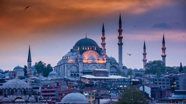 Estambul, Turquía. Pese a pasar a ocupar el octavo puesto luego de ser el quinto destino turístico de 2015, la ciudad continúa generando un gran interés. En este 2016 se prevé que 11,95 millones de personas llegadas de todo el mundo la visiten. 