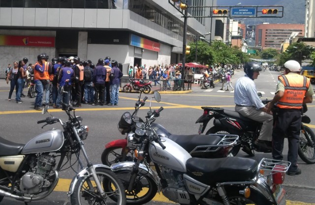 Motorizados protestan en Chacao por escasez de repuestos