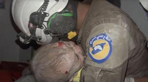 “¡Está viva!”, el conmovedor llanto de un rescatista al salvar a una bebé en Alepo tras un bombardeo