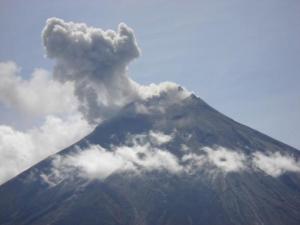 Reportan actividad eruptiva de dos volcanes en Ecuador