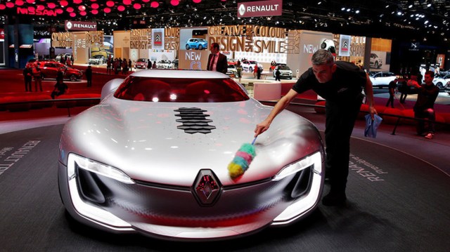La francesa Renault trae su modelo TreZor, un prototipo futurista eléctrico con carrocería de carbono aerodinámica y una inusual apertura del capó. Su motor eléctrico de 350 caballos de vapor (CV) le permite acelerar de 0 a 100 kilómetros por hora en cuatro segundos.