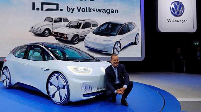 Volkswagen reveló este año su modelo I.D., el primer automóvil eléctrico de la alemana que promete una autonomía de 400 a 600 kilómetros y cuenta con conducción autónoma. Tiene un motor de 167 CV y un diseño completamente futurista. Saldrá al mercado en el año 2025.