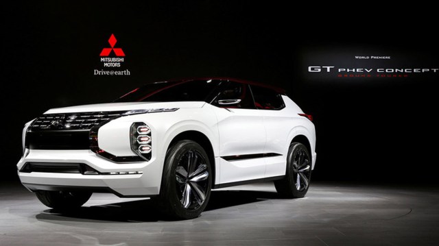 La compañía Mitsubishi mostrará el GT-PHEV, su primera propuesta híbrida, con una autonomía de 120 kilómetros en modo eléctrico y combinada de 1.200 kilómetros. Incorpora la tecnología Dynamic Shield, que protege al conductor y al vehículo en caso de choque.
