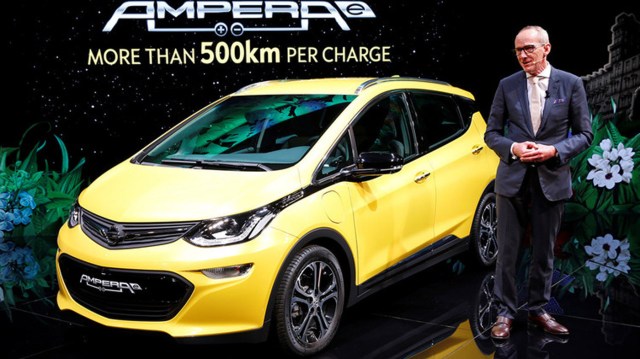 El Opel Ampera-e, del fabricante General Motors, es un vehículo eléctrico de cinco plazas con una batería que proporciona hasta 500 kilómetros de autonomía. El Ampera-e acelera de 0 a 100 kilómetros en menos de siete segundos y alcanza una velocidad de 150 kilómetros por hora.