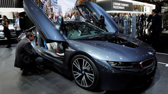 La compañía alemana BMW presentará el potente y moderno i8, un deportivo de alto nivel con 362 CV gracias a su motor TwinPower Turbo, que le permite acelerar de 0 a 100 kilómetros en solo 4,4 segundos.