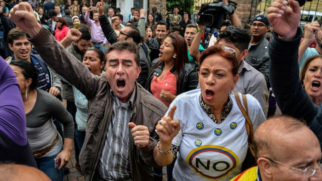 People celebrate after knowing the results of a referendum on whether to ratify a historic peace accord to end a 52-year war between the state and the communist FARC rebels, in Bogota on October 2, 2016.  Colombian voters rejected a peace deal with communist FARC rebels Sunday, near-complete referendum results indicated, blasting away what the government hoped would be a historic end to a 52-year conflict. / AFP PHOTO / Diana SANCHEZ