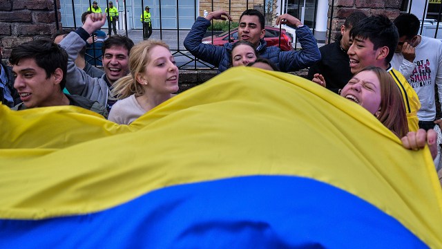 People celebrate after knowing the results of a referendum on whether to ratify a historic peace accord to end a 52-year war between the state and the communist FARC rebels, in Bogota on October 2, 2016. Colombian voters rejected a peace deal with communist FARC rebels Sunday, near-complete referendum results indicated, blasting away what the government hoped would be a historic end to a 52-year conflict. / AFP PHOTO / Diana SANCHEZ
