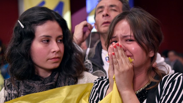 A woman cries after knowing the results of a referendum on whether to ratify a historic peace accord to end a 52-year war between the state and the communist FARC rebels, in Cali, Colombia, on October 2, 2016. Colombian voters rejected a peace deal with communist FARC rebels Sunday, near-complete referendum results indicated, blasting away what the government hoped would be a historic end to a 52-year conflict. / AFP PHOTO / GUILLERMO LEGARIA